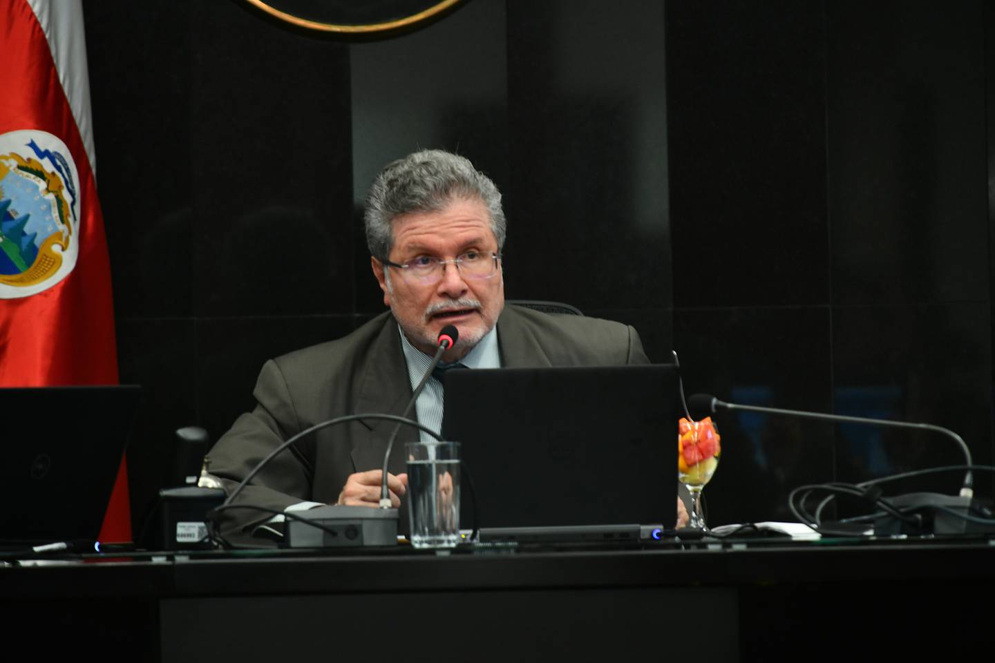 Un hombre con un micrófono
Descripción generada automáticamente con confianza media